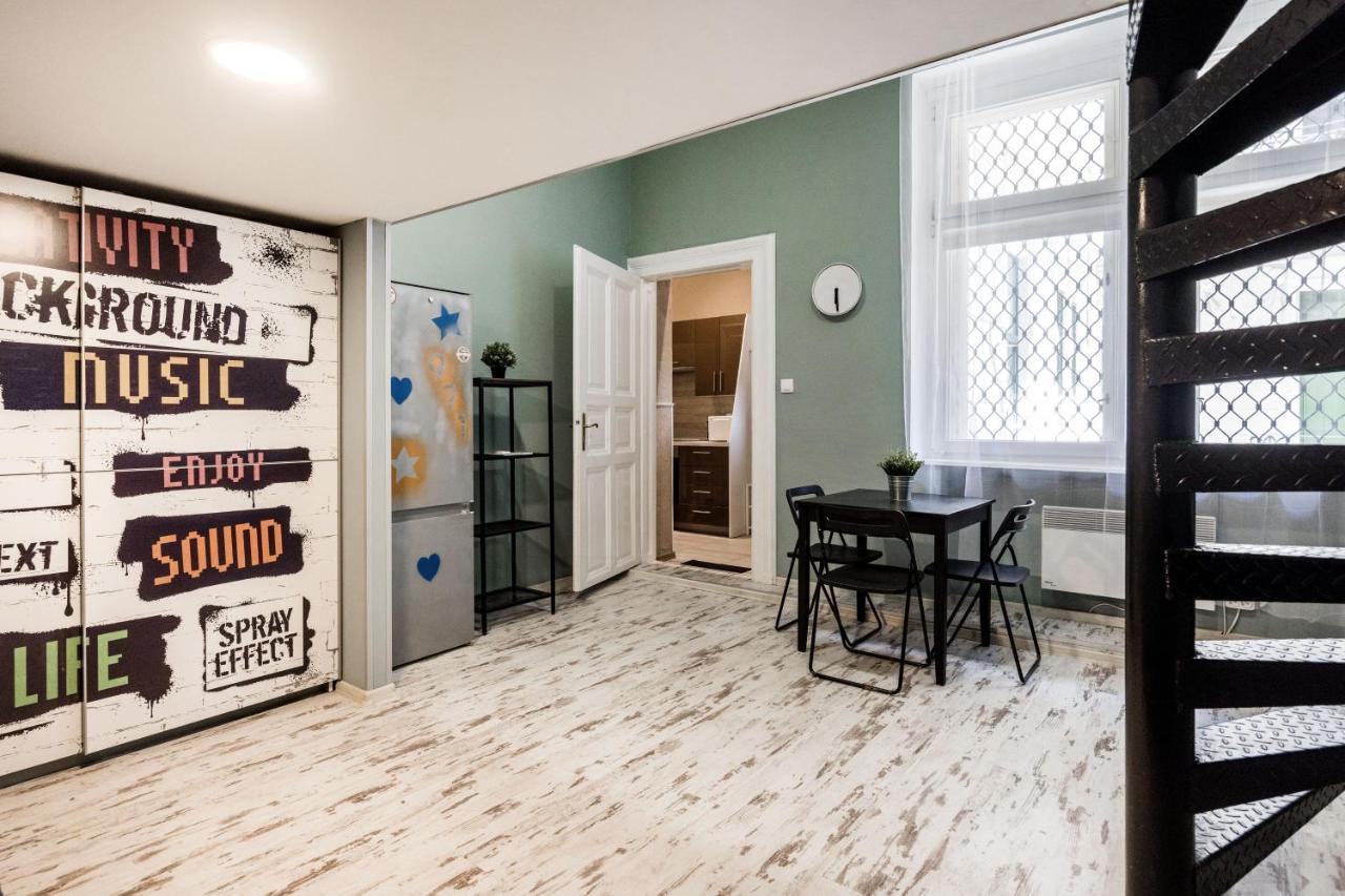 Hungarian Rebelian With Ac Apartamento Budapeste Exterior foto